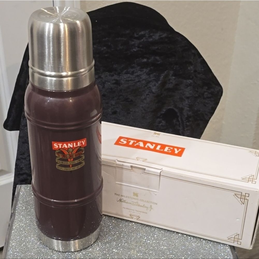 Stanley Milestone Thermal Bottle 1.1 QT.- 1940 Garnet Gloss - Picture 8 of 12